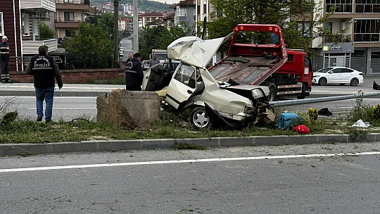 Feci kazada araç ikiye bölündü