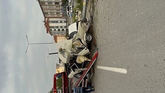 Feci kazada araç ikiye bölündü