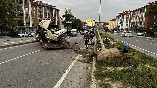 Feci kazada araç ikiye bölündü