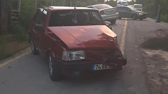İki otomobil kafa kafaya çarpıştı