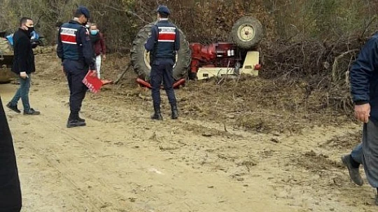 Devrilen traktörün altında kaldı
