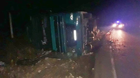 Kontrolden çıkan Tır devrildi