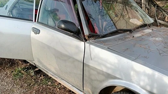 Yoldan çıkan otomobil ağaca çarptı