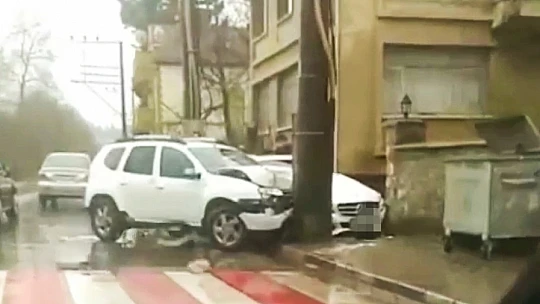 Kaza, beton direğe çarptı
