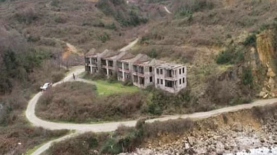 Kaçak villalar yıkıldı