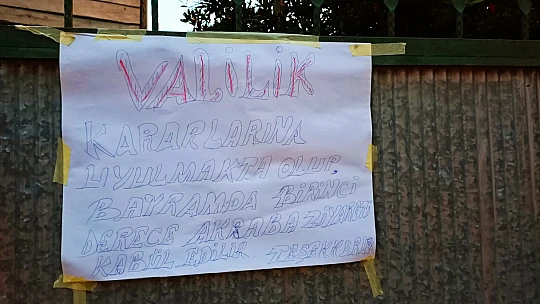 Bahçe kapısına öyle bir yazı yazdı ki