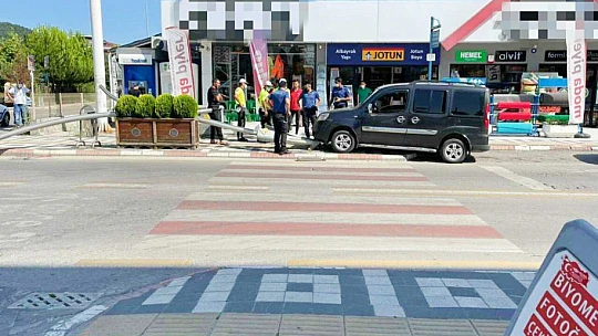 Aydınlatma direğine çarptı