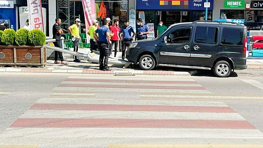 Aydınlatma direğine çarptı