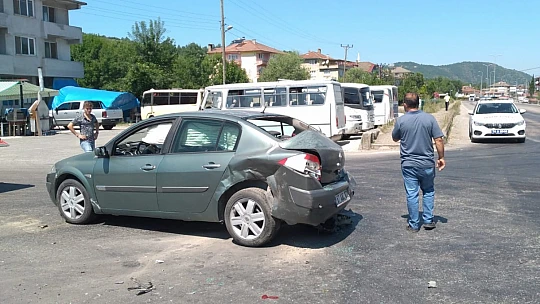 Zincirleme kazada 3 araç çarpıştı