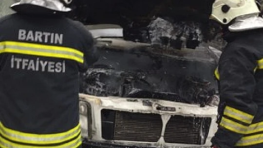 Park halindeki minibüs alev aldı