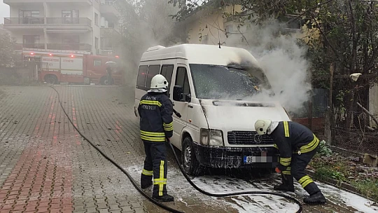 Park halindeki minibüs alev aldı