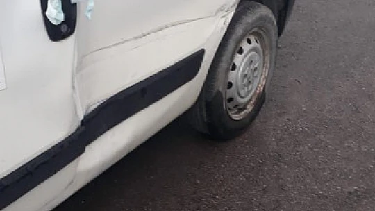 Çarptığı araca maske ile not bıraktı