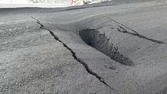 Yolda çökme sonucu çukur oluştu