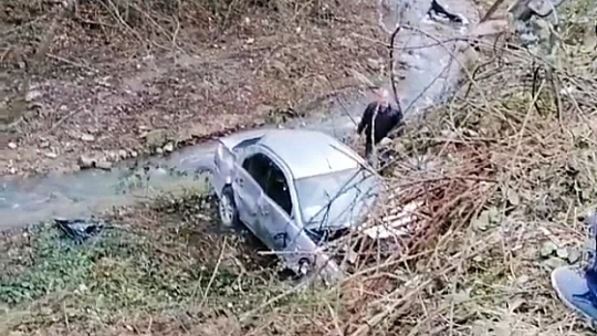 Otomobil dereye uçtu