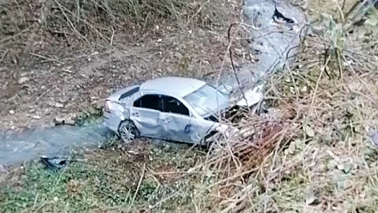 Otomobil dereye uçtu