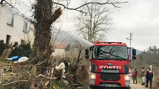 Alevler iki katlı evi sardı