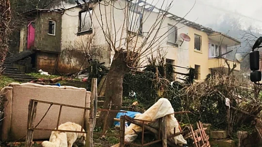 Alevler iki katlı evi sardı