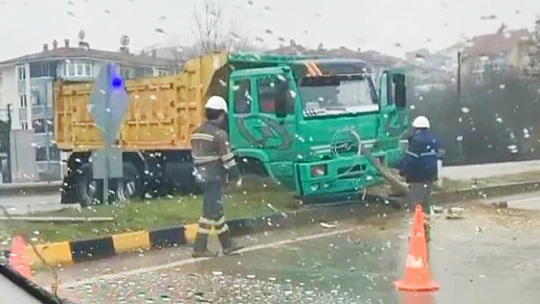 Damperli kamyon kontrolden çıktı