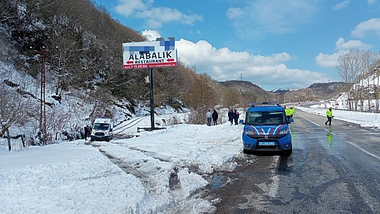 Son dakika, otomobil dereye uçtu