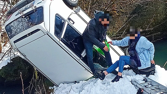 Son dakika, otomobil dereye uçtu