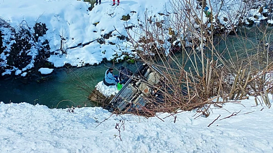 Son dakika, otomobil dereye uçtu