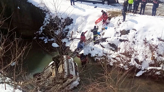 Son dakika, otomobil dereye uçtu