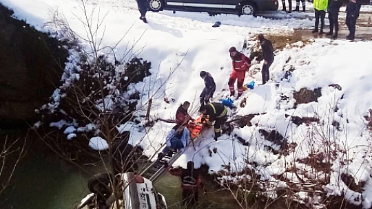 Son dakika, otomobil dereye uçtu