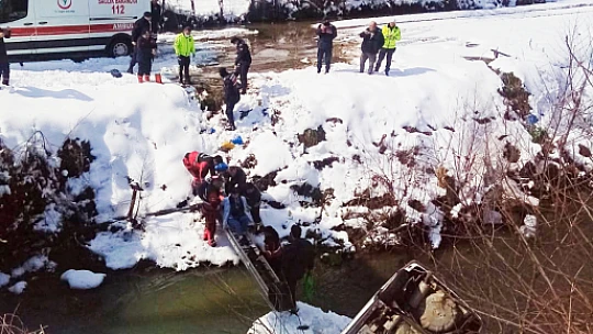 Son dakika, otomobil dereye uçtu