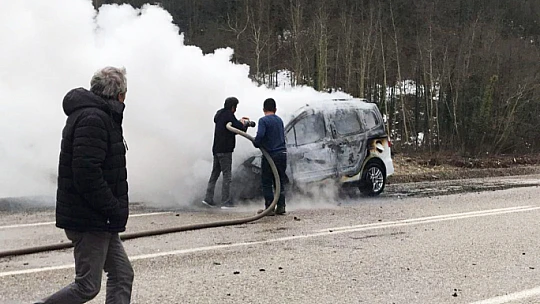 Araba alev topuna döndü