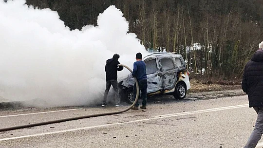 Araba alev topuna döndü