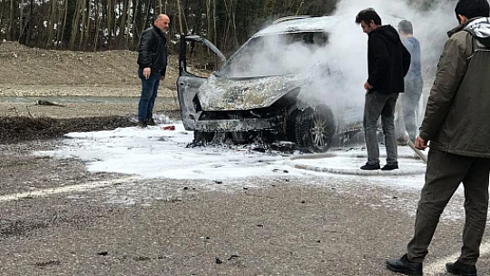 Araba alev topuna döndü