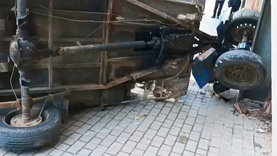 Patpat kaldırıma devrildi