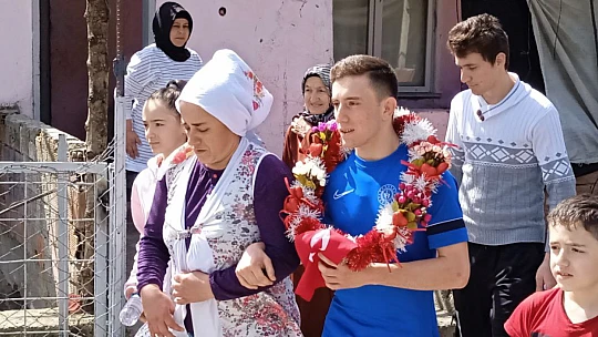 Köyünde davul zurna ile karşılandı