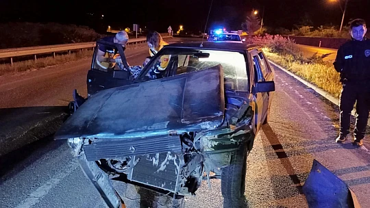 Orta refüje çarptı, sürücü kayıp