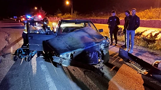 Orta refüje çarptı, sürücü kayıp