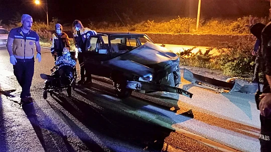 Orta refüje çarptı, sürücü kayıp