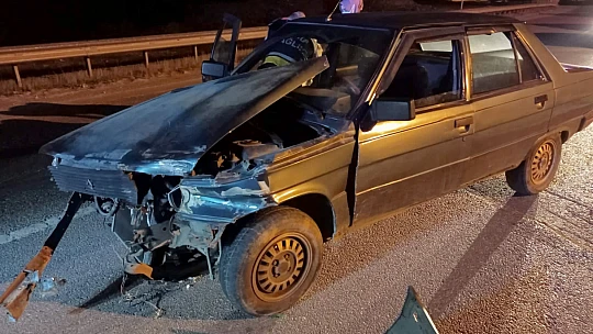 Orta refüje çarptı, sürücü kayıp