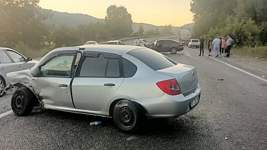 İki otomobil çarpıştı, yaralılar var