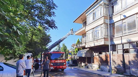 Eski binadan dumanlar yükseldi