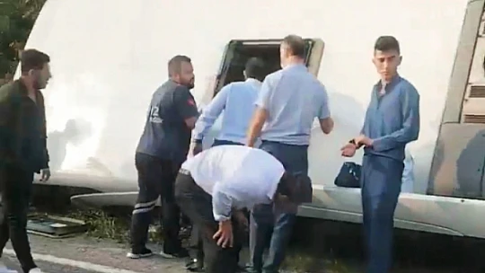 Yolcu otobüsü devrildi