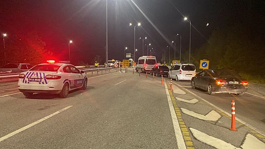 Otomobil bariyerlere saplandı