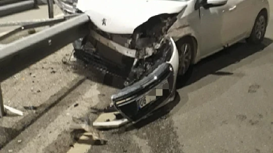 Otomobil bariyerlere saplandı