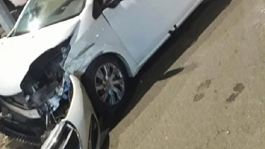 Otomobil bariyerlere saplandı