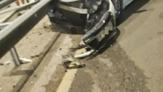 Otomobil bariyerlere saplandı
