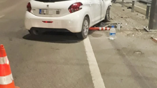 Otomobil bariyerlere saplandı