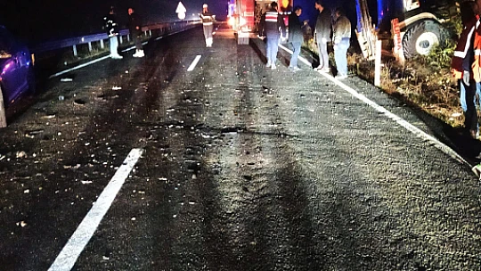 Otomobil iş makinesine çarptı