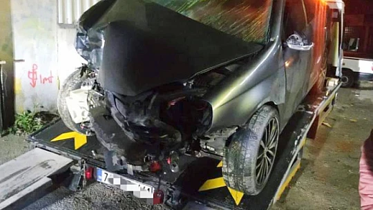 Otomobil iş makinesine çarptı