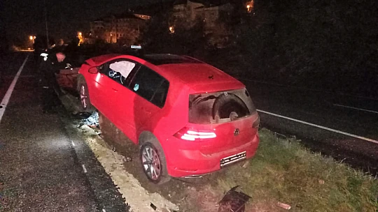Aydınlatma direğine çarptı