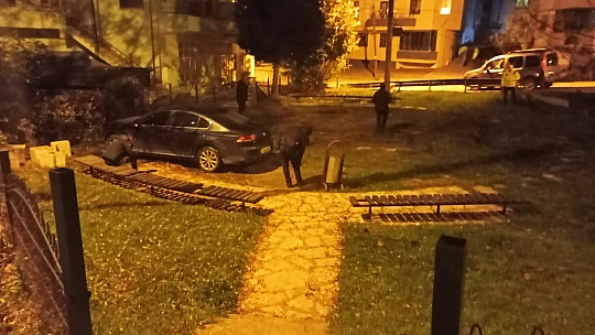 Otomobil çocuk parkına girdi