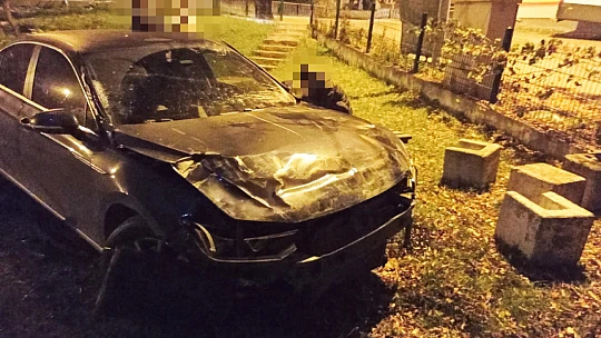 Otomobil çocuk parkına girdi